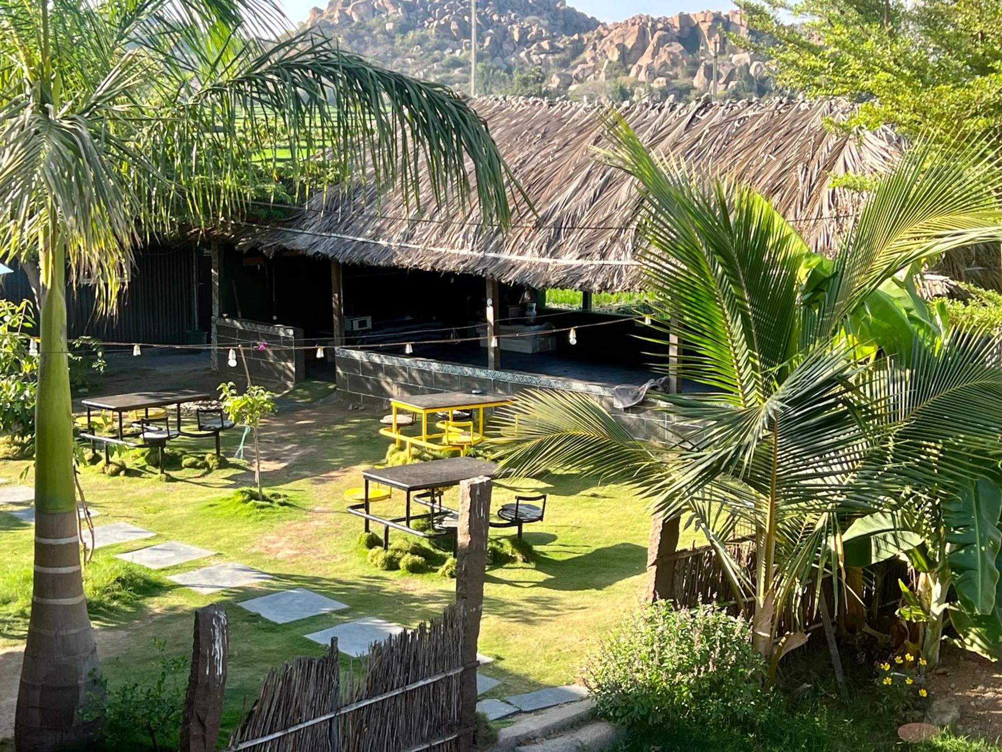 Hotel Hippie Land Hampi Esterno foto